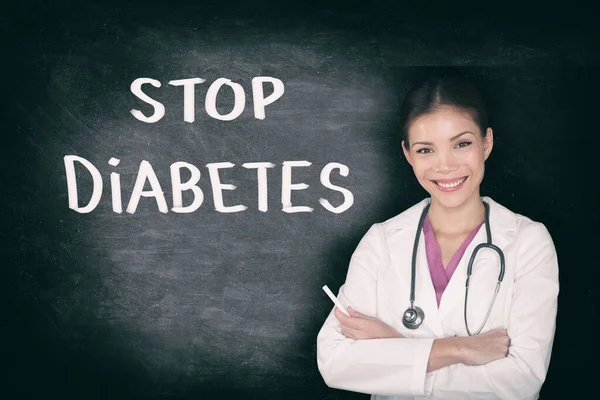 STOP DIABETES πρόληψη έννοια γιατρός γραφή κείμενο σε μαύρο chalkboard φόντο για την ευαισθητοποίηση. Ασιάτισσα επαγγελματίας χαμογελαστή — Φωτογραφία Αρχείου