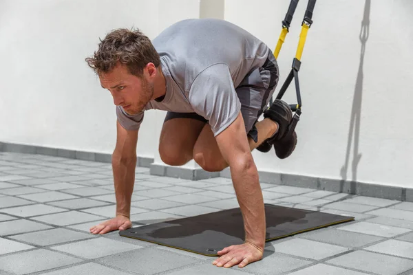 Hombre de entrenamiento abdominales músculos del cuerpo con correas de fitness de suspensión en el gimnasio. Abdominales del estómago entrenamiento estilo de vida saludable deporte —  Fotos de Stock