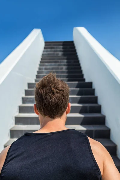 Corredor subindo escadas correndo desafio. Homem de fitness olhando para a frente na escalada escada. Escadaria para meta cardio fazendo a escolha de perda de peso no estilo de vida saudável. Homem escolhendo caminho difícil — Fotografia de Stock