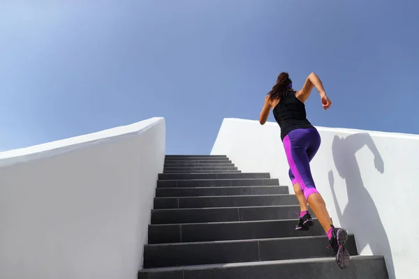 Escaleras corriendo entrenamiento de mujer cardio entrenamiento en el gimnasio. Chica fitness ejercitando piernas músculos al aire libre con ejercicios explosivos —  Fotos de Stock
