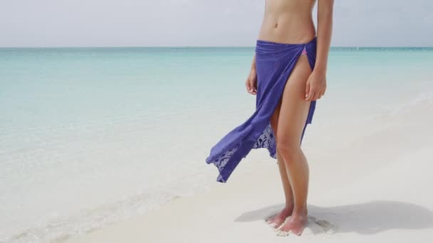 Παραλία άνθρωποι ζωή - γυναίκα φορώντας μπλε σαρόνγκ σε διακοπές πολυτελές θέρετρο — Αρχείο Βίντεο