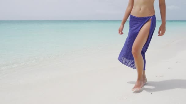 Caraibi viaggio in spiaggia - gambe di donna primo piano a piedi sulla sabbia — Video Stock