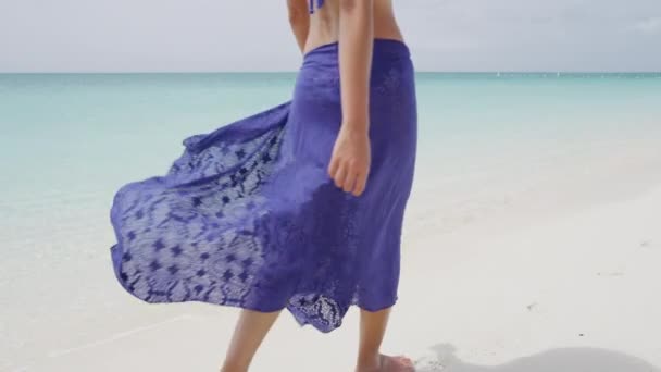 Γυναίκα στην παραλία ταξιδιωτικές διακοπές έννοια τρόπο ζωής — Αρχείο Βίντεο