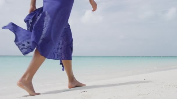 Viagem de praia caribenha - pernas de mulher closeup andando na areia branca intocada — Vídeo de Stock