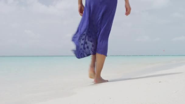 Azul pareo piernas de mujer caminando en vacaciones de playa tropical — Vídeo de stock