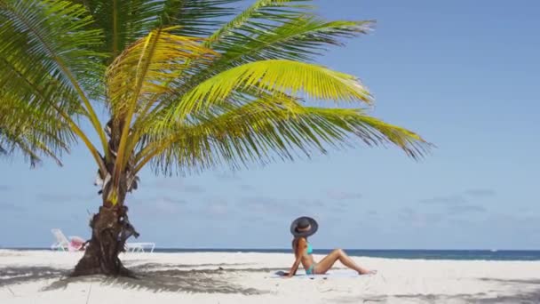 Beach resor sola kvinna avkopplande under solen — Stockvideo