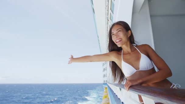 Femme heureuse en bikini acclamant joyeuse profiter croisière bateau Voyage vacances — Video