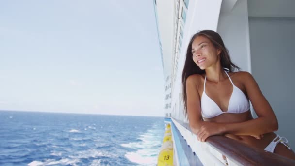 Mujer de crucero disfrutando de un estilo de vida de viajes de lujo desde el balcón del crucero — Vídeos de Stock