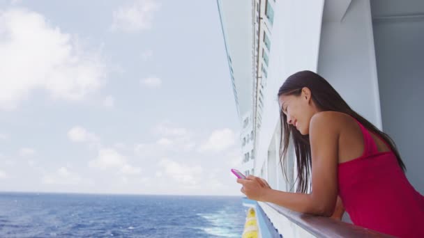 スマートフォンの女性はクルーズ船旅行休暇でソーシャルメディアアプリ上でテキストメッセージ — ストック動画