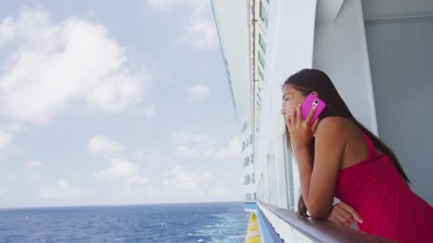 Женщина разговаривает по смартфону, разговаривает по телефону на круизном лайнере — стоковое видео
