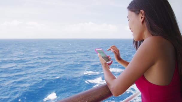 スマートフォンを閉じる-クルーズ船の休暇旅行でスマートフォンアプリを使用して女性 — ストック動画