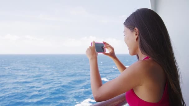 Κρουαζιέρα πλοίο διακοπές γυναίκα λήψη φωτογραφιών με το τηλέφωνο — Αρχείο Βίντεο
