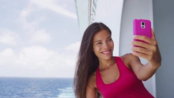 Круїзний корабель відпочинок жінка робить селфі фотографії з телефоном — стокове відео