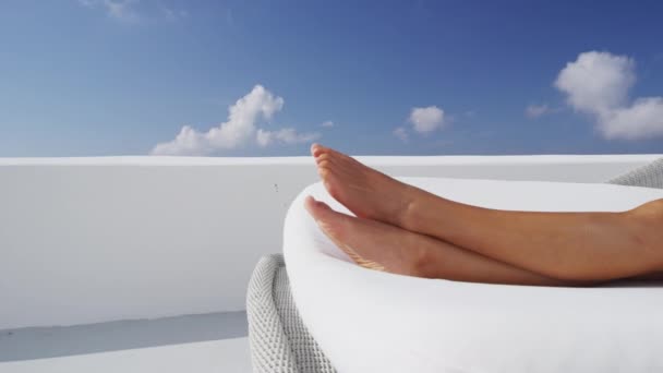 Stopy i nogi zbliżyć pięknej kobiety w koncepcji relaksujące i wakacje — Wideo stockowe