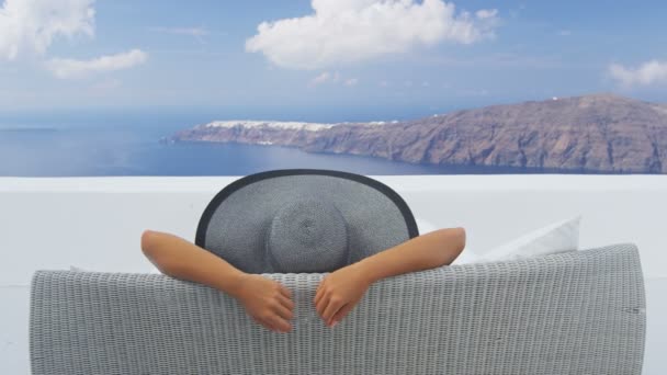 Vakantie vrouw ontspannen genieten van Santorini — Stockvideo