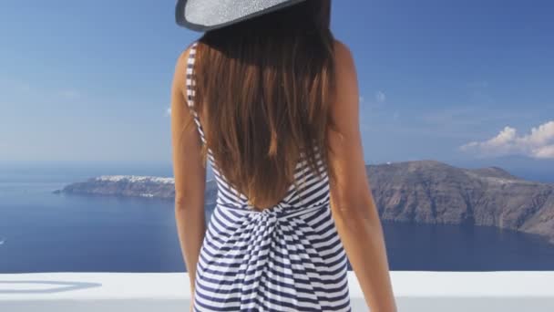 Resa semester kvinna tittar på Santorini — Stockvideo