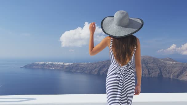 Férias mulher luxo viagens olhando para Santorini — Vídeo de Stock