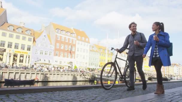 Kopenhagen mensen - koppel wandelen in Nyhavn — Stockvideo