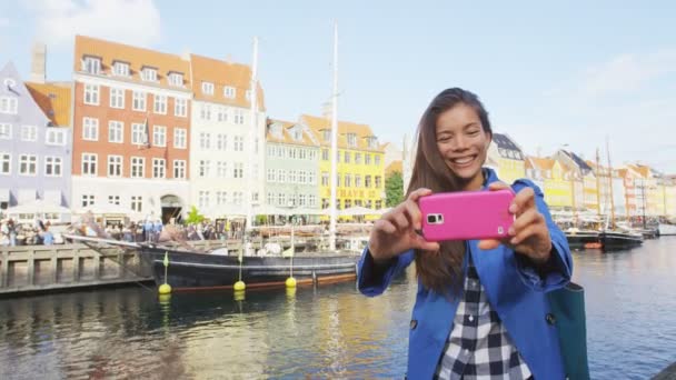 Toeristische selfie - Aziatische vrouw in Kopenhagen Nyhavn — Stockvideo