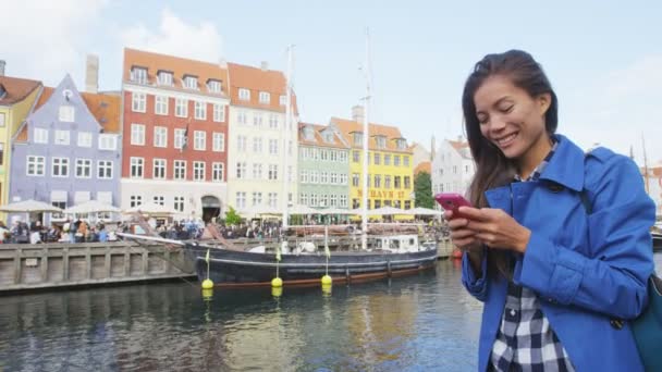Женщина на телефоне приложение в Копенгагене Nyhavn Дании — стоковое видео