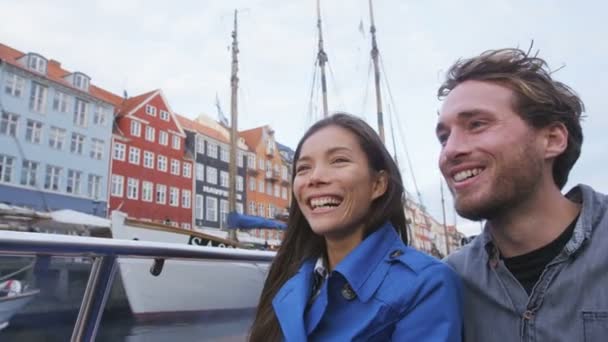 Копенгагенські туристи подорожують човном по Ніхавну. — стокове відео
