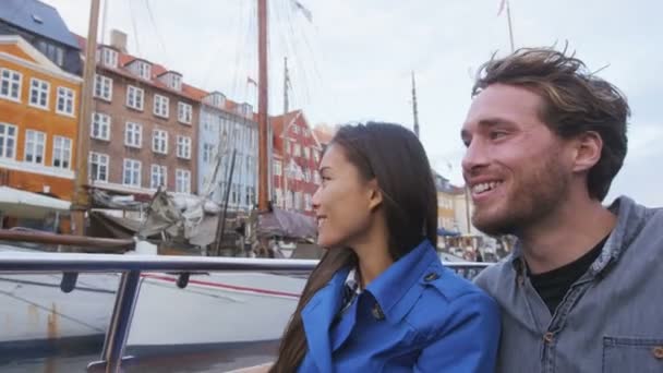 Köpenhamns turister på båttur i Nyhavn — Stockvideo