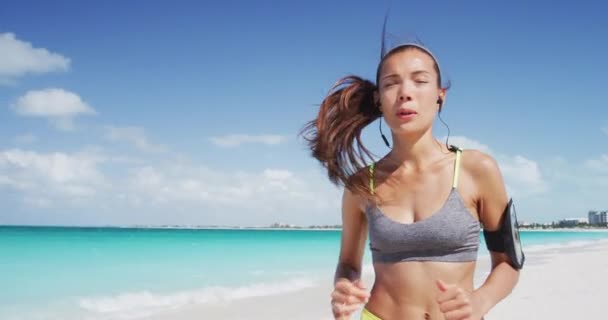Kör bär trådlösa hörlurar sport tillbehör för stranden kör asiatisk kvinna atlet träning utomhus sommar motion — Stockvideo