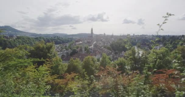 Zwitserland, Bern. Bern - uitzicht op de stad vanaf Rosengarten - Aare rivier en stad. Uitzicht op het stadsgezicht met Barengraben toeristische attractie stad bezienswaardigheden in de zomer — Stockvideo
