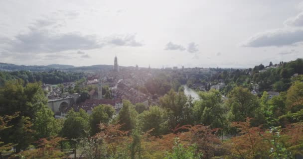 Bern, Schweiz. Bern Schweiz - stadsutsikt från Rosengarten - Aare älv och stad. Pan av stadsbilden visar Barengraben turistattraktion stad landmärken på sommaren. — Stockvideo