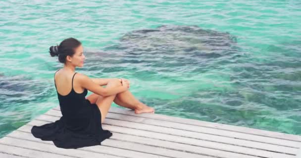 Žena sedící na palubě u oceánu — Stock video