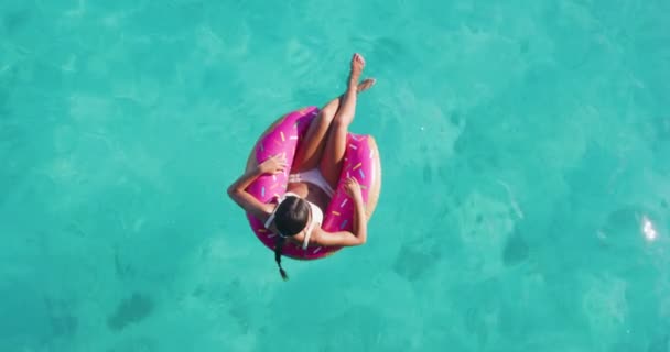 Viaje playa vacacional mujer relajante en piscina flotador donut — Vídeo de stock