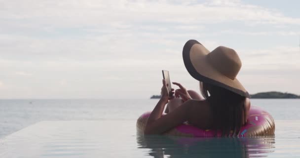 Розкішна відпустка. Туристична жінка користується телефонним додатком, щоб сфотографувати захід сонця в океані і гірський ландшафт на Бора-Бора, Французька Полінезія, Таїті. Розкішний спосіб життя — стокове відео