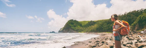 Podróże piesza kobieta turysta z plecakiem na plaży baner panorama. — Zdjęcie stockowe