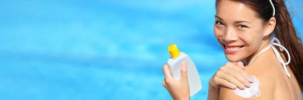 Sonnencreme Frau Anwendung Sonnencreme Sonnencreme Lotion auf Körper-Panorama Hintergrund mit blauem Schwimmbad Kopierraum — Stockfoto