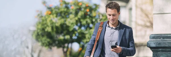 El hombre del teléfono de la pancarta usando mensajes de texto del teléfono celular en la ciudad conmuta panorama de la pancarta callejera. Vista panorámica del hombre de negocios caminando con teléfono móvil —  Fotos de Stock