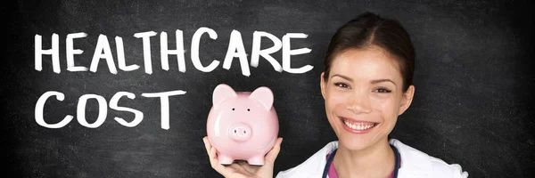 Gesundheitskosten Plakatwand Panorama-Banner Zeichen Arzt zeigt Sparschwein für teure Rechnungen für das Gesundheitswesen — Stockfoto