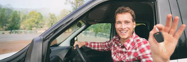 Nieuwe auto jongeman bestuurder gelukkig houden sleutels rijden verhuur op reis vakantie reizen banner panoramische achtergrond. Rijden levensstijl — Stockfoto