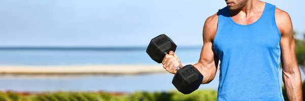 Ejercicio de fitness en forma de hombre los músculos de entrenamiento en el gimnasio haciendo rizos bíceps con peso libre mancuerna banner panorámico fondo —  Fotos de Stock