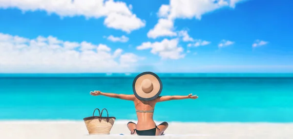 Playa caribeña viaje mujer feliz sin preocupaciones con los brazos abiertos en las vacaciones de verano bandera panorámica. Bikini para tomar el sol turístico body skincare protector solar con sombrero disfrutando de vacaciones de verano —  Fotos de Stock