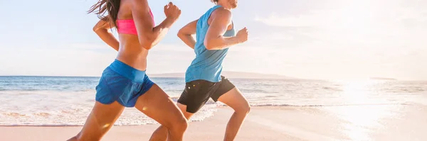 Run fit persone che corrono sulla spiaggia con corpo sano gambe toniche, muscoli del ginocchio, salute delle articolazioni del ginocchio stile di vita attivo sfondo banner panoramico — Foto Stock