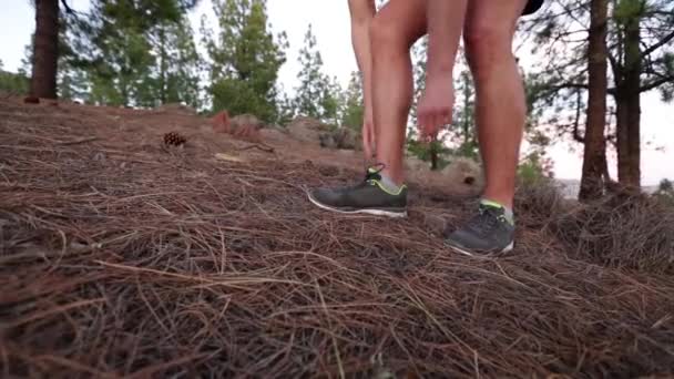 Corredor atando cordones en zapatillas de correr empezando a correr en el bosque. Hombre atleta en carrera en fitness y el deporte concepto de vídeo — Vídeo de stock