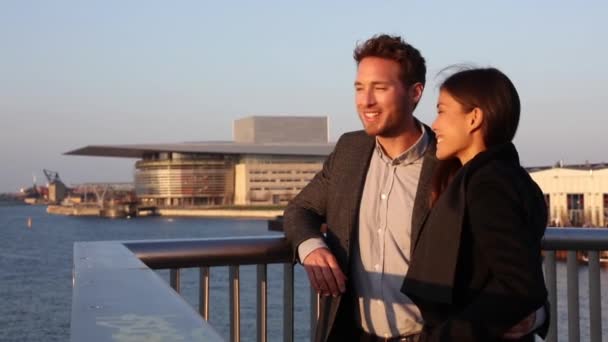 Europa casal desfrutando de vista para o pôr do sol no porto de Copenhague pela Opera house — Vídeo de Stock