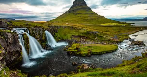 Island tid förflutit video av vattenfall berg Kirkjufellsfoss, Kirkjufell — Stockvideo