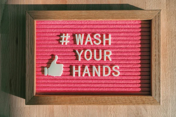 Πλύνετε τα χέρια σας hashtag μήνυμα στον πίνακα διαφημίσεων τσόχας στο κατάστημα επιχειρήσεων καλή υγιεινή των χεριών για την πρόληψη coronavirus. Υπογραφή τσόχας για τα μέσα κοινωνικής δικτύωσης κατά του COVID-19 — Φωτογραφία Αρχείου