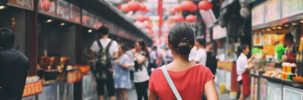China mercado de alimentos calle en Beijing. Turista chino caminando por las calles de la ciudad en Asia turismo de vacaciones. Mujer asiática viaje estilo de vida panorámica bandera —  Fotos de Stock