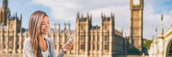휴대 전화 만 돈 아시아젊은 여성 온라인 앱으로 휴대폰 문자 메시지를 보내는 유럽 여행 도시 생활 현수막 파노라마. — 스톡 사진