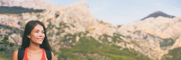 Caminata activa mujer asiática excursionista senderismo en verano montañas paisaje banner panorama, Europa trek destino —  Fotos de Stock