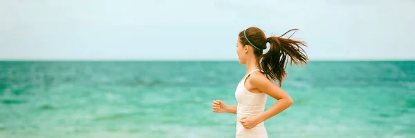 Entrenamiento de mujer en ejercicio cardiovascular al aire libre que se ejecuta en la playa azul océano fondo bandera panorámica. — Foto de Stock