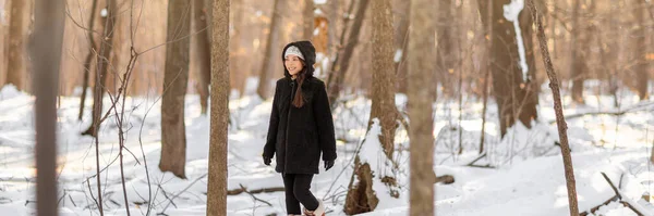 Χειμερινό χιόνι δάσος βόλτα νεαρή γυναίκα φορώντας κρύο παλτό παλτό περπάτημα σε υπαίθριο δάσος της φύσης χαλαρωτικό πανό πανοραμική κεφαλίδα. Κορίτσι με καπέλο, μαντήλι, ζεστά ρούχα — Φωτογραφία Αρχείου