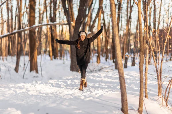 Feliz inverno neve divertida mulher asiática jogando fora na queda de neve apreciando queda flocos de neve frio inverno ao ar livre na natureza floresta pessoas saudáveis estilo de vida. Mulher usando chapéu, luvas, casaco — Fotografia de Stock